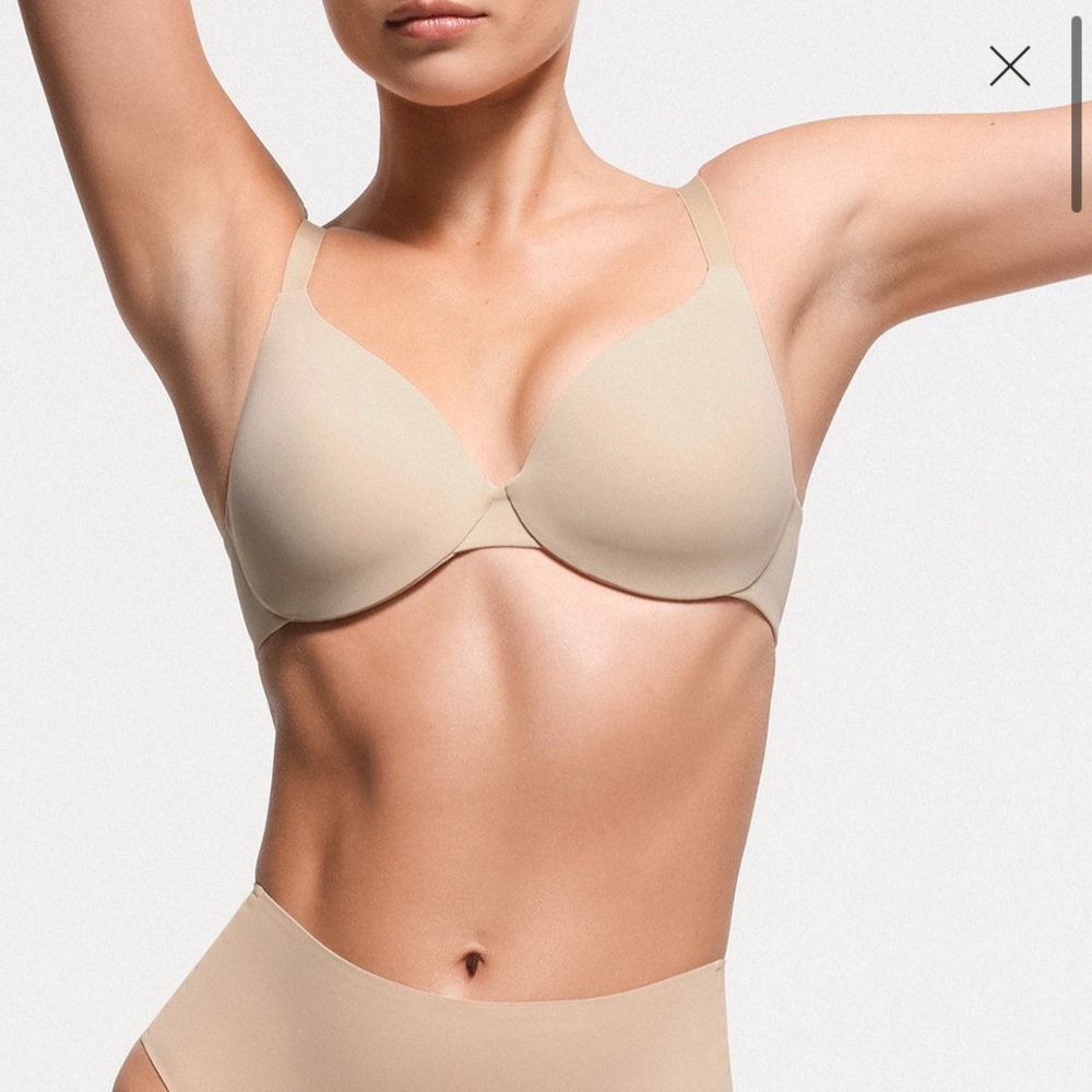 NWT SKIMS SMOOTHING INTIMATES FULL COVERAGE BRA
LIGHTLY LINED  SIZE 36 B CLAY